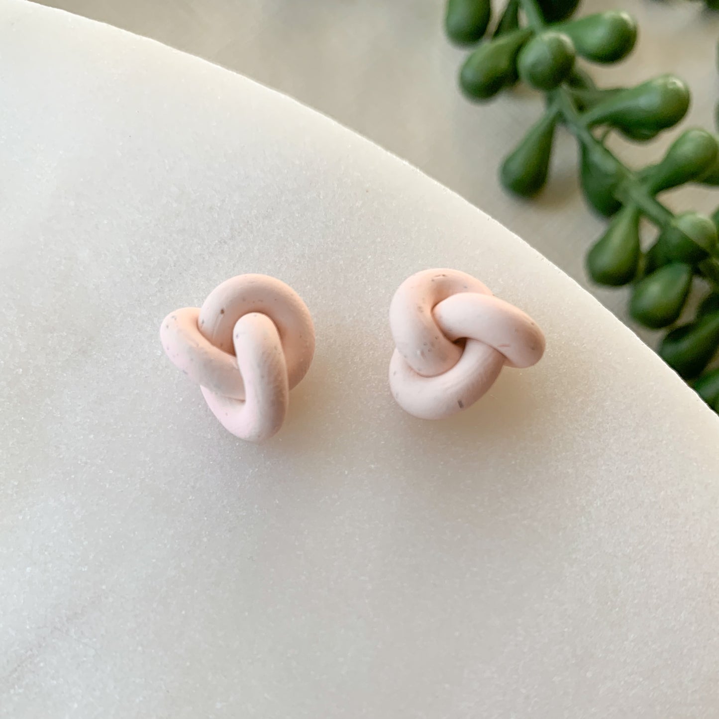 knot stud | speckled blush