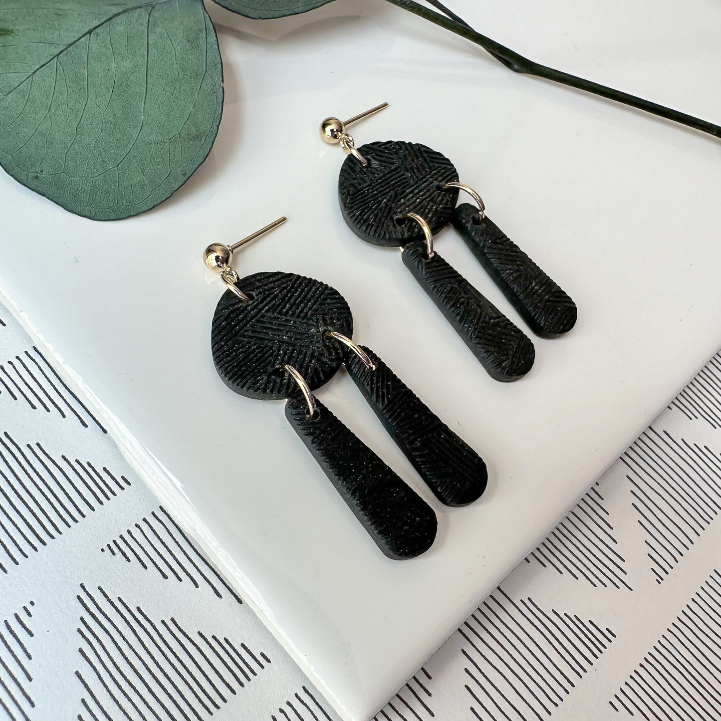 textured dangle | black