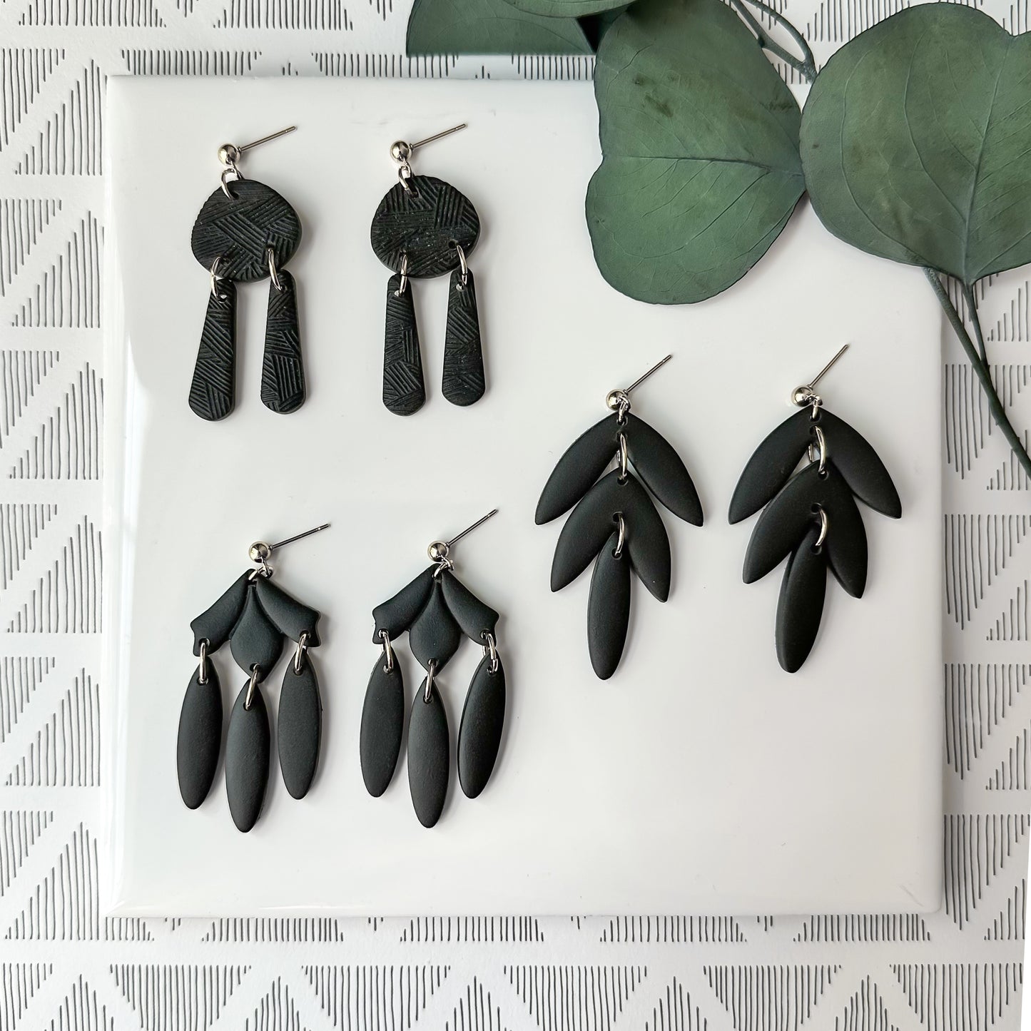 textured dangle | black