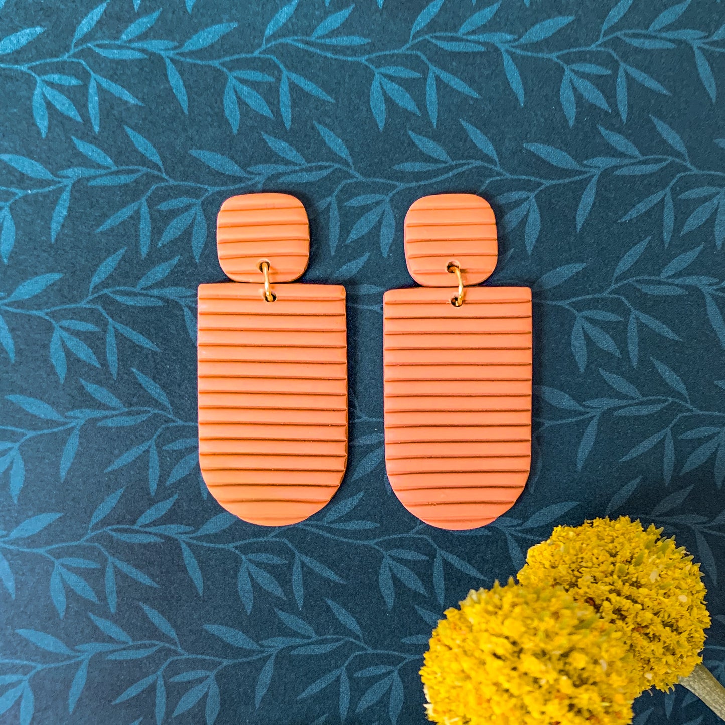 arched ribbed dangle earrings | marmalade