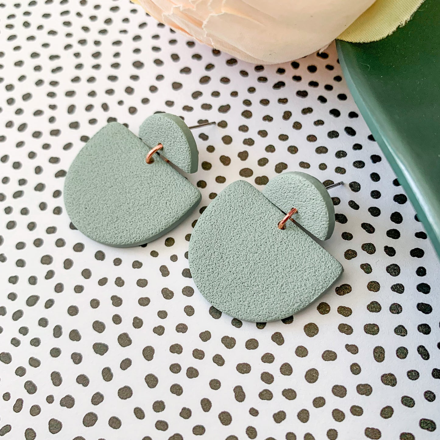 textured arch dangle earrings | sage