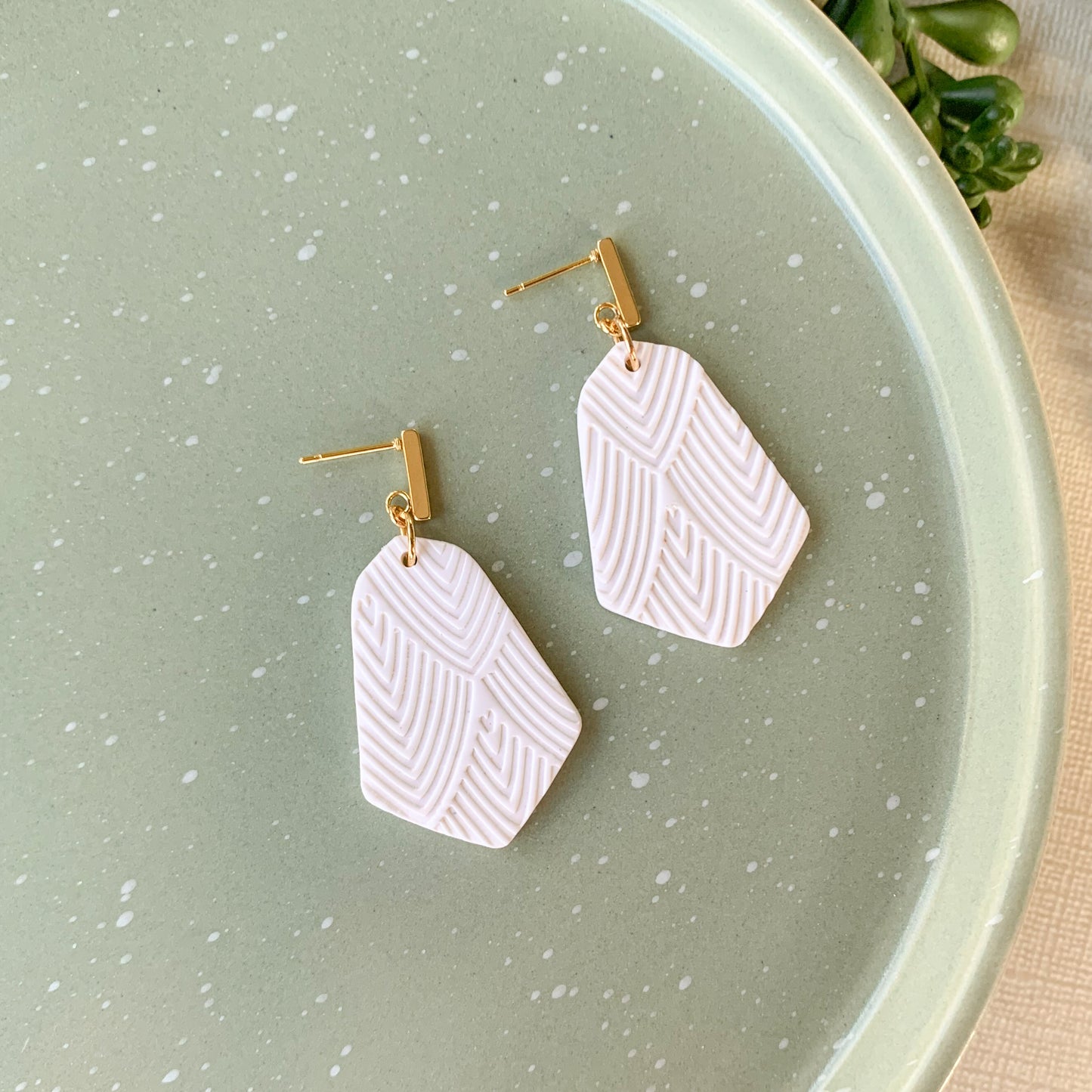 pointed bell textured dangle | white