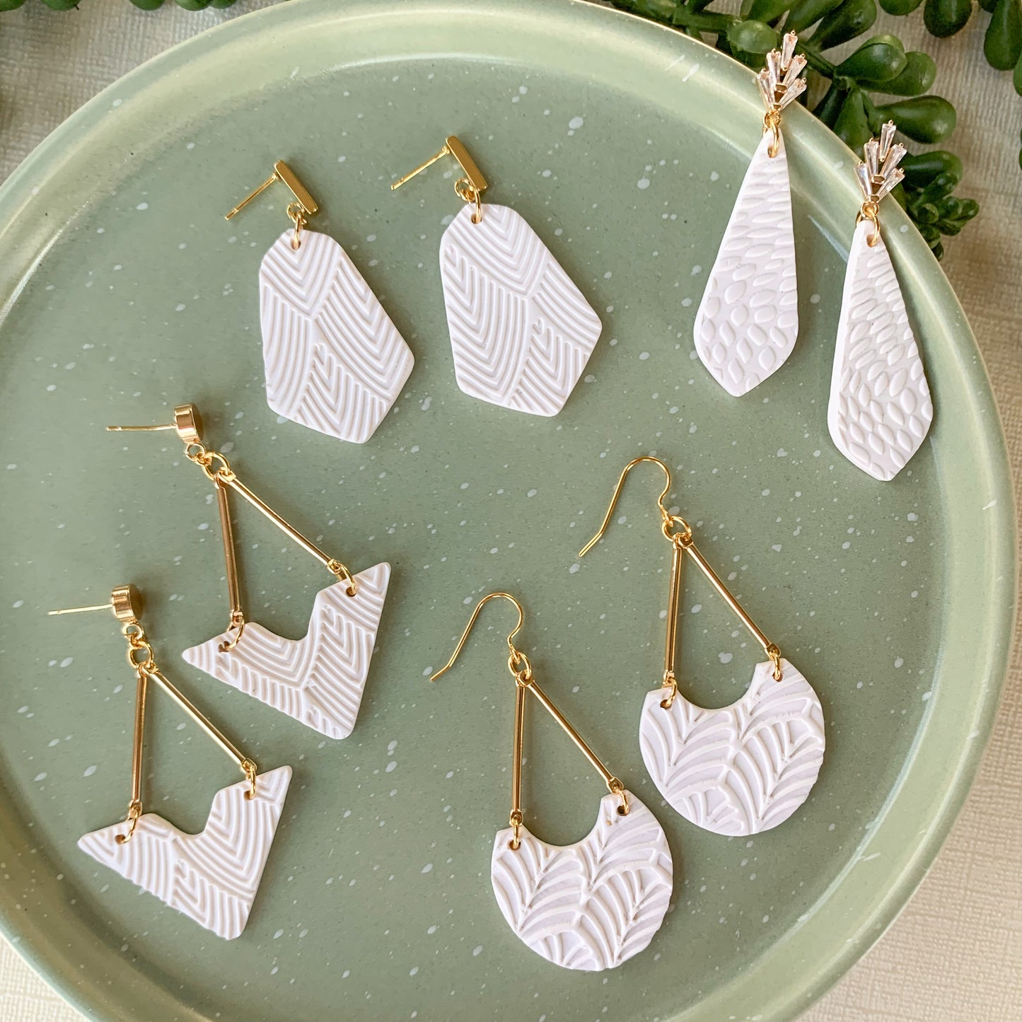 pointed bell textured dangle | white